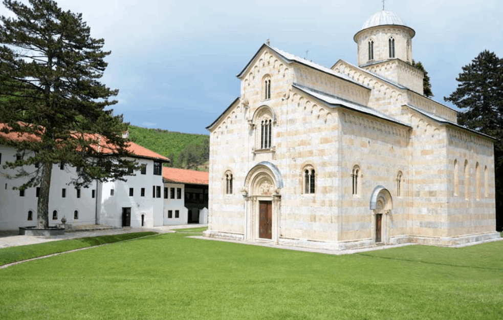DANAS JE SLAVA VISOKIH DEČANA: Manastir koji jedini ima fresku ISUSA SA MAČEM a njegova poruka je vezana za BUDUĆNOST SRBIJE! (FOTO) 